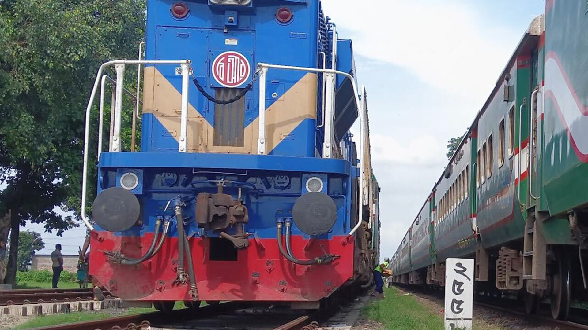 বন্ধুদের সঙ্গে বেড়াতে গিয়ে চলন্ত ট্রেনের ছাদ থেকে পড়ে যুবকের মৃত্যু