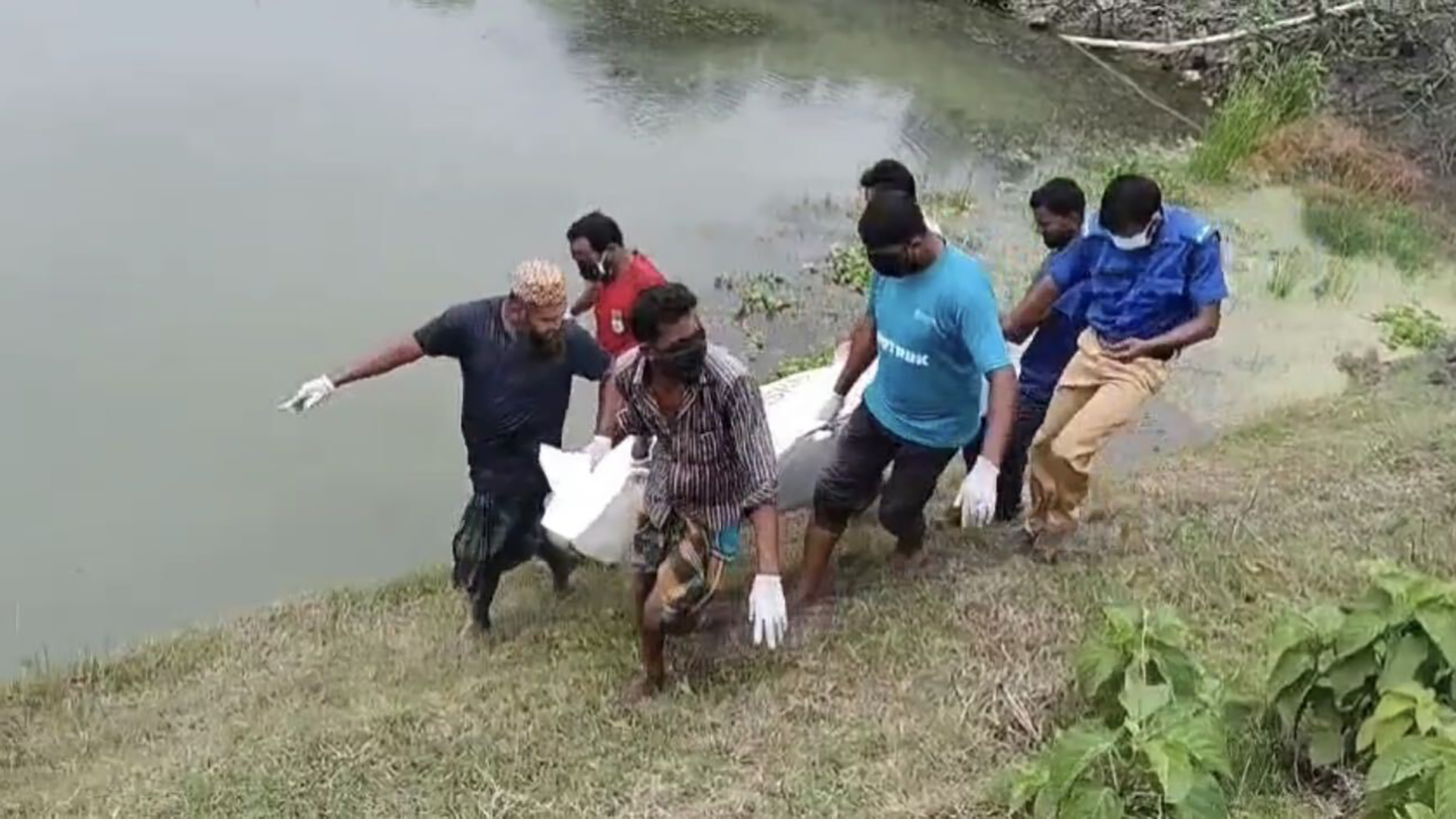 নদীর চরে যুবকের রহস্যজনক মৃত্যু