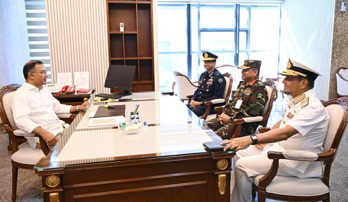 প্রধানমন্ত্রীর সঙ্গে তিনি বাহিনীর সাক্ষাৎ