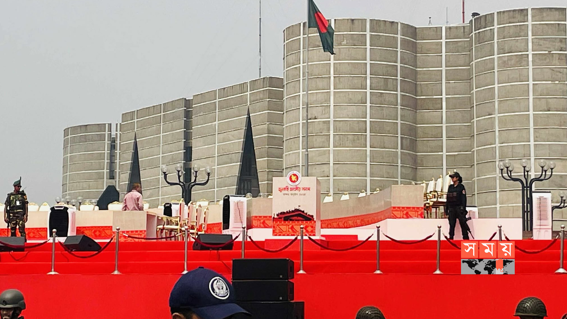 Jamoat joylarida erkalashimni kuzating