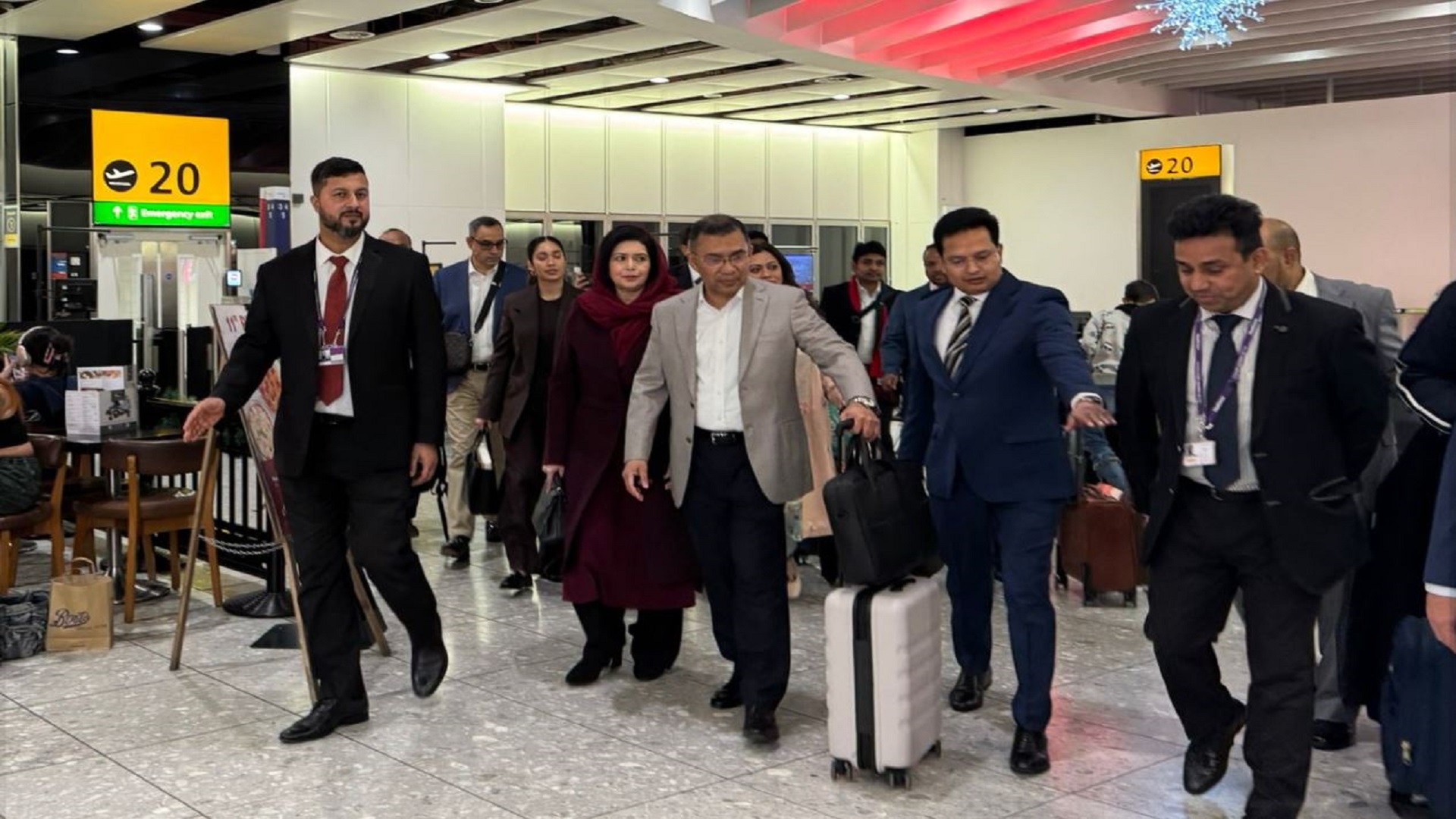 দেশের পথে তারেক রহমান