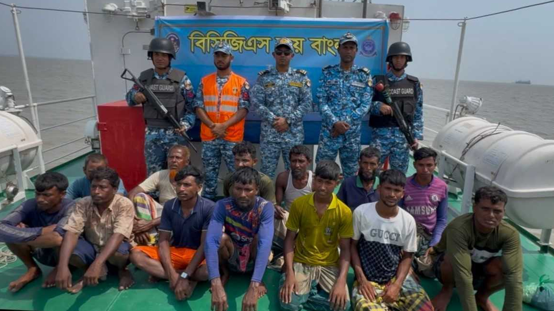 গভীর সমুদ্রে আটকা পড়া ১৪ জেলেকে উদ্ধার করল কোস্ট গার্ড