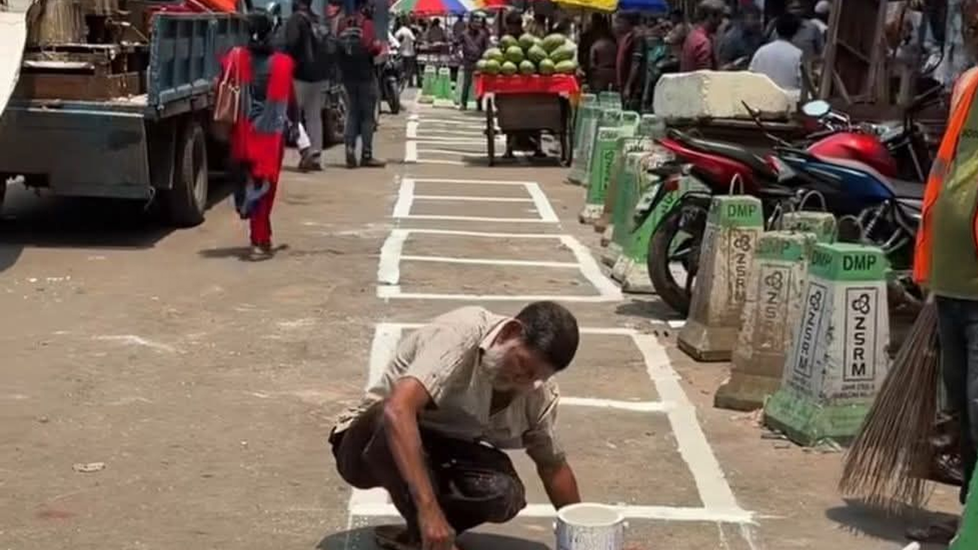 রাজধানীর ফুটপাত দখলমুক্তে আইনি নোটিশ, হকার কার্ড বাতিলের দাবি