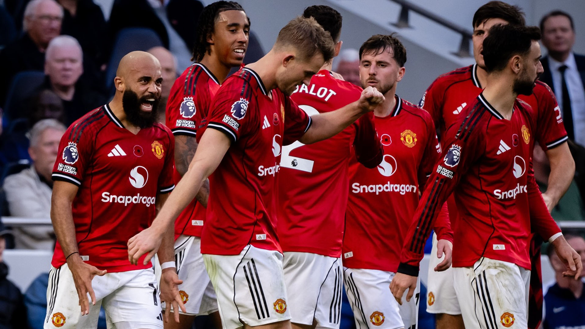 প্রথমবারে মতো ম্যানচেস্টার ইউনাইটেডের ঋণ ছাড়ালো এক বিলিয়ন ডলার