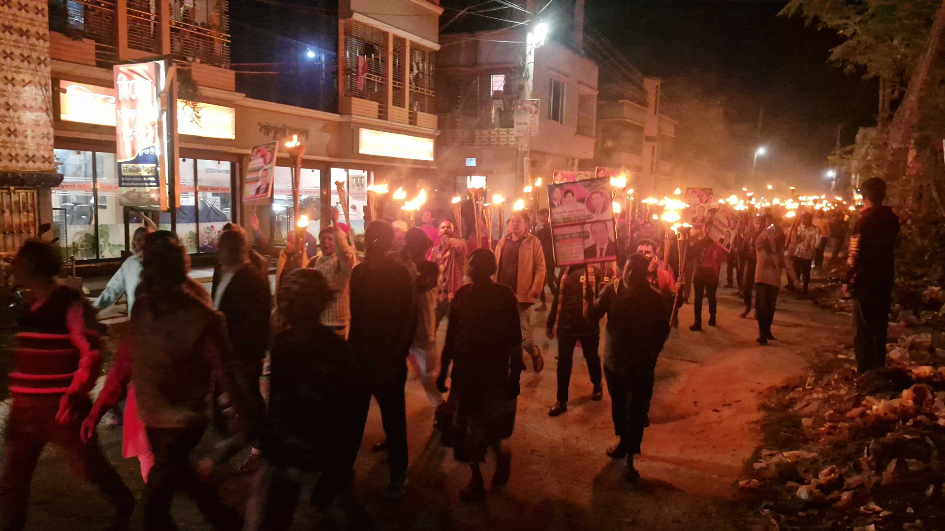 চাঁপাইনবাবগঞ্জ-২ এ বিএনপি প্রার্থীর মনোনয়ন বাতিলের দাবিতে মশাল মিছিল