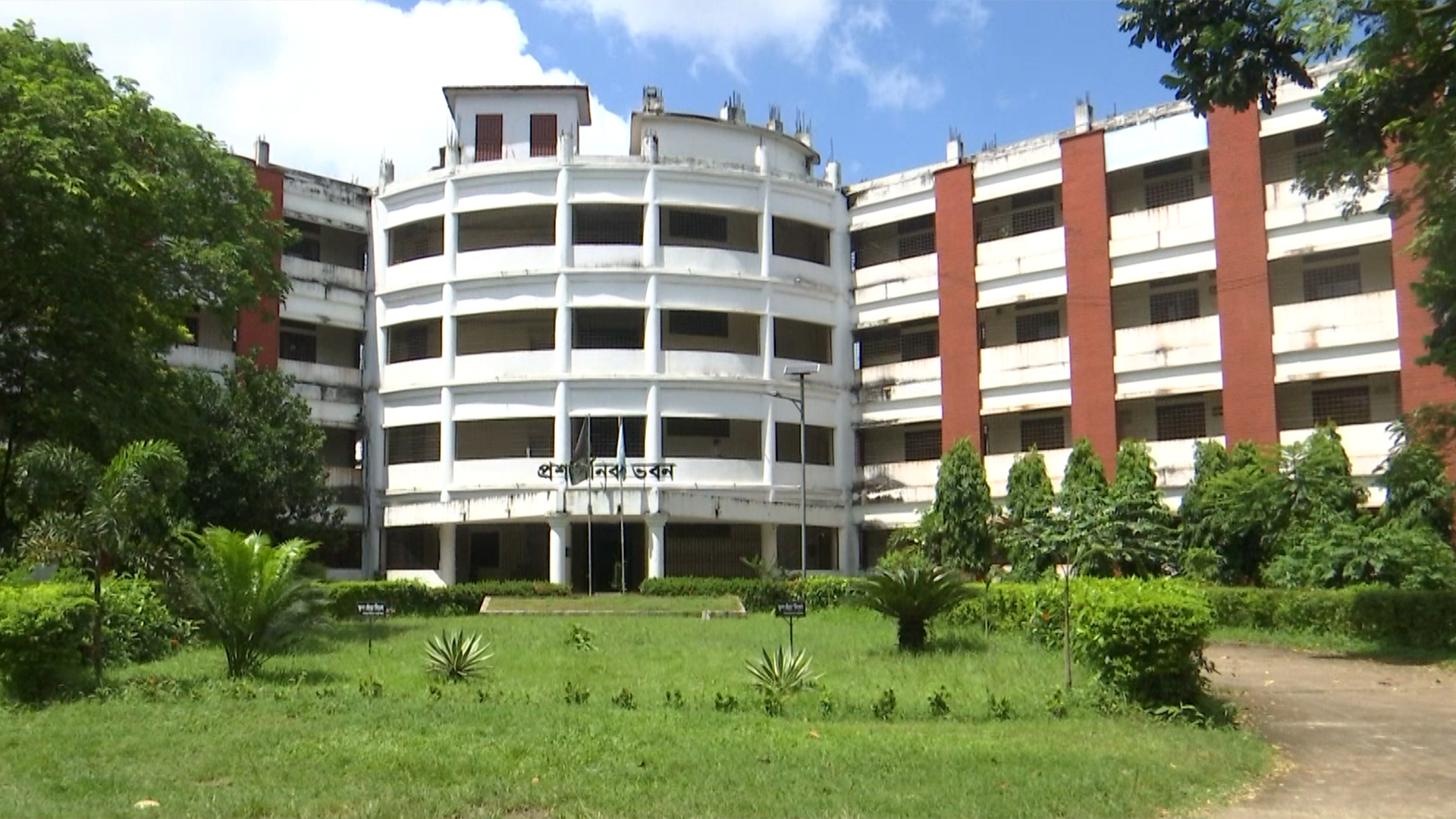 ইউজিসির নির্দেশ না মেনে বেরোবিতে রেজিস্ট্রার নিয়োগ, যা বললেন উপাচার্য