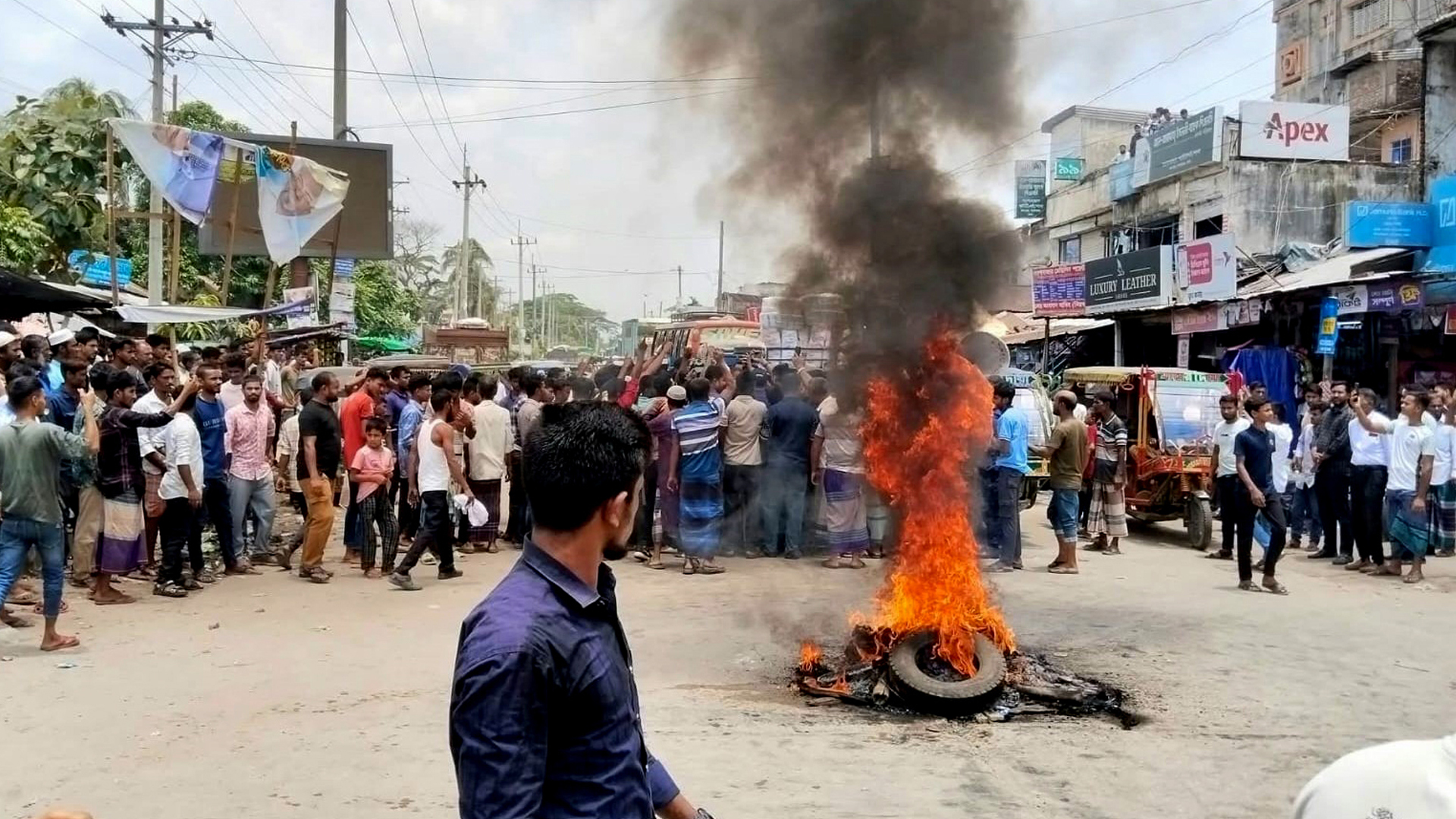 ছাত্রদলের সাবেক নেতার মুক্তি দাবিতে ভোলায় সড়ক অবরোধ