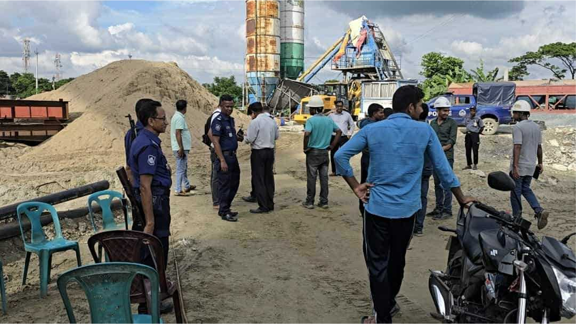 চাঁদা না দেয়ায় নির্মাণাধীন সিমেন্ট কারখানায় হামলা-ভাঙচুর, আহত ৭