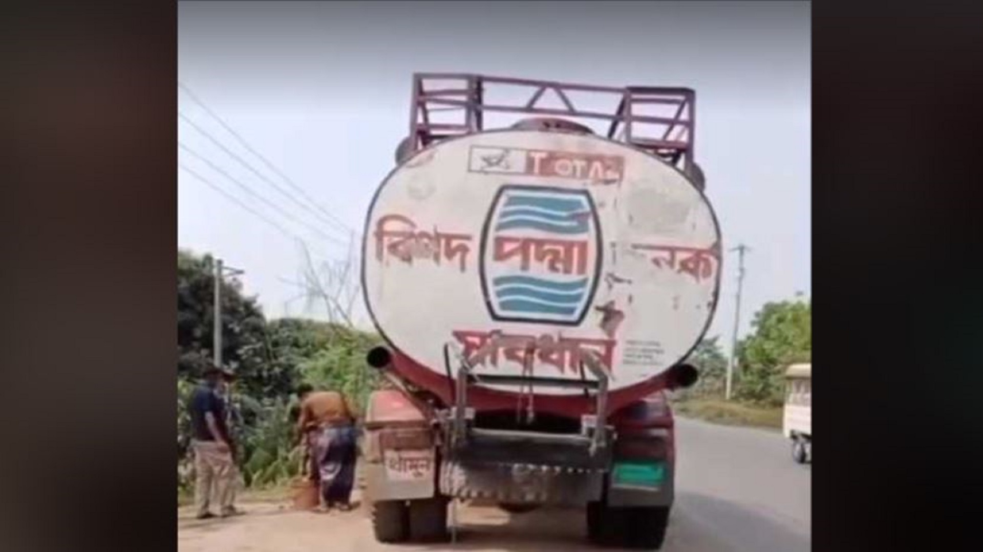 যশোরে মাঝপথে ডিপোর গাড়ি থামিয়ে পেট্রোল বিক্রি, ভিডিও ভাইরাল