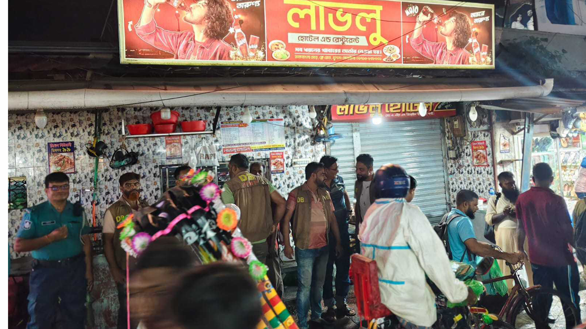 খুলনায় হোটেলে ঢুকে বাবুর্চি-কর্মচারীসহ ৪ জনকে কুপিয়ে জখম