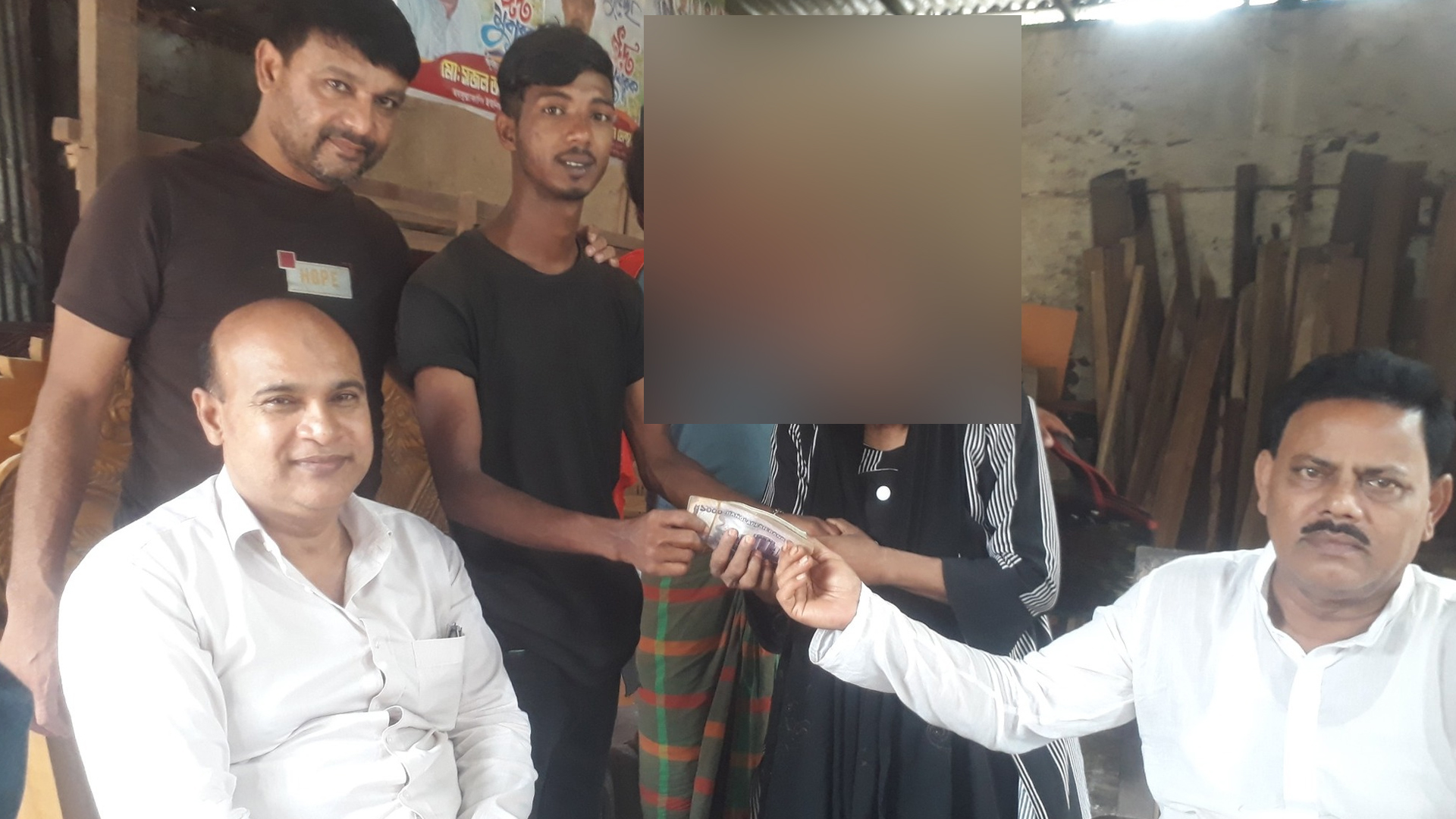 একাধিকবার কয়েক লাখ টাকা পেয়ে মাইকিং করে ফিরিয়ে দেন উজ্জ্বল