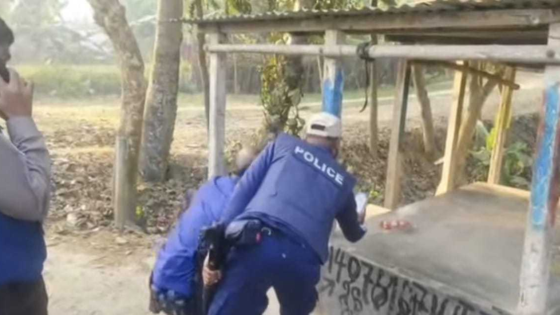 মধুখালীতে ভোট কেন্দ্রের পাশে মাংসের দোকান থেকে বোমাসাদৃশ্য বস্তু উদ্ধার