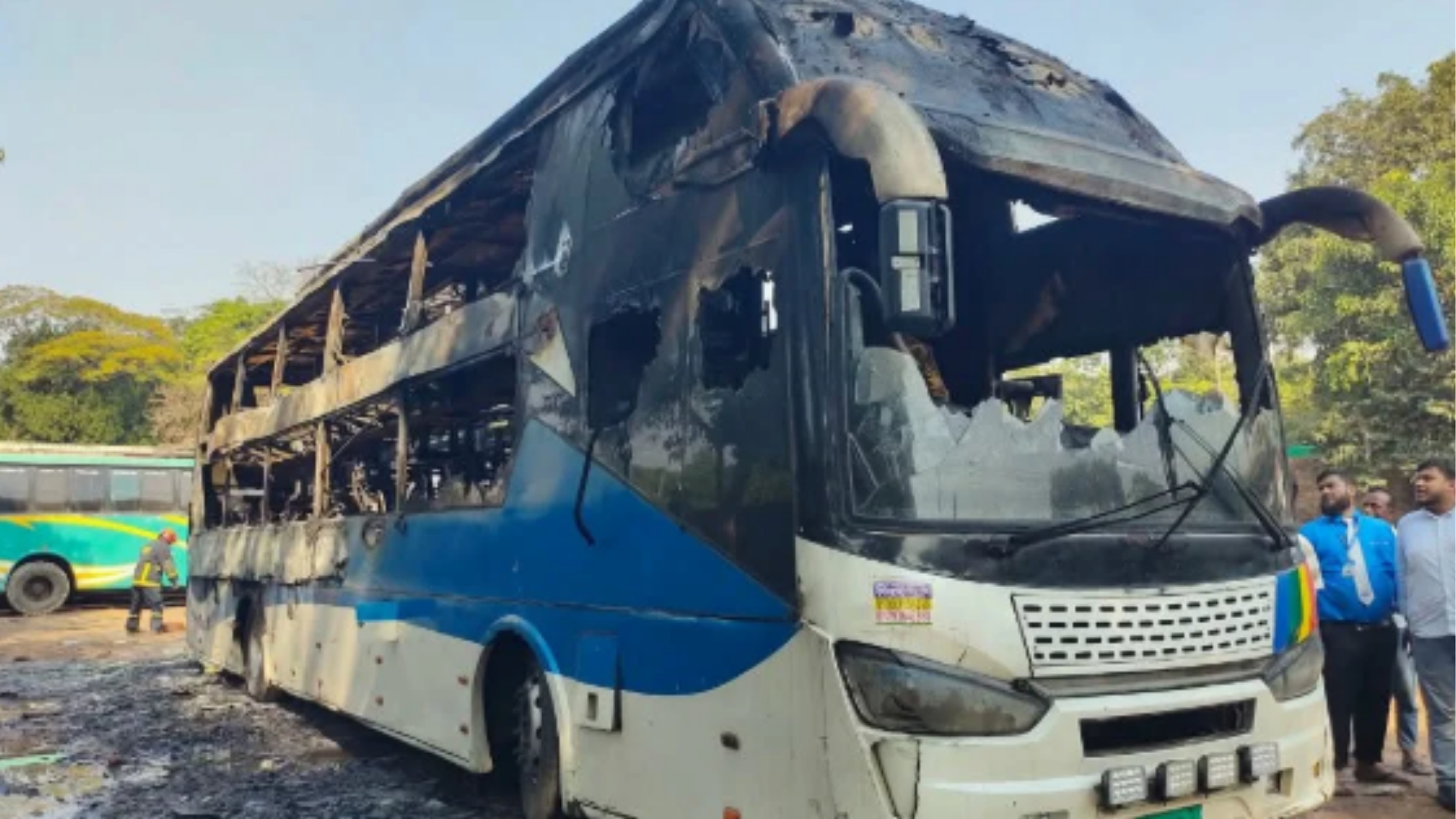 কক্সবাজারে দাঁড়িয়ে থাকা বাসে আগুন, ভেতরে ছিল হেলপার - Bangla24.Top