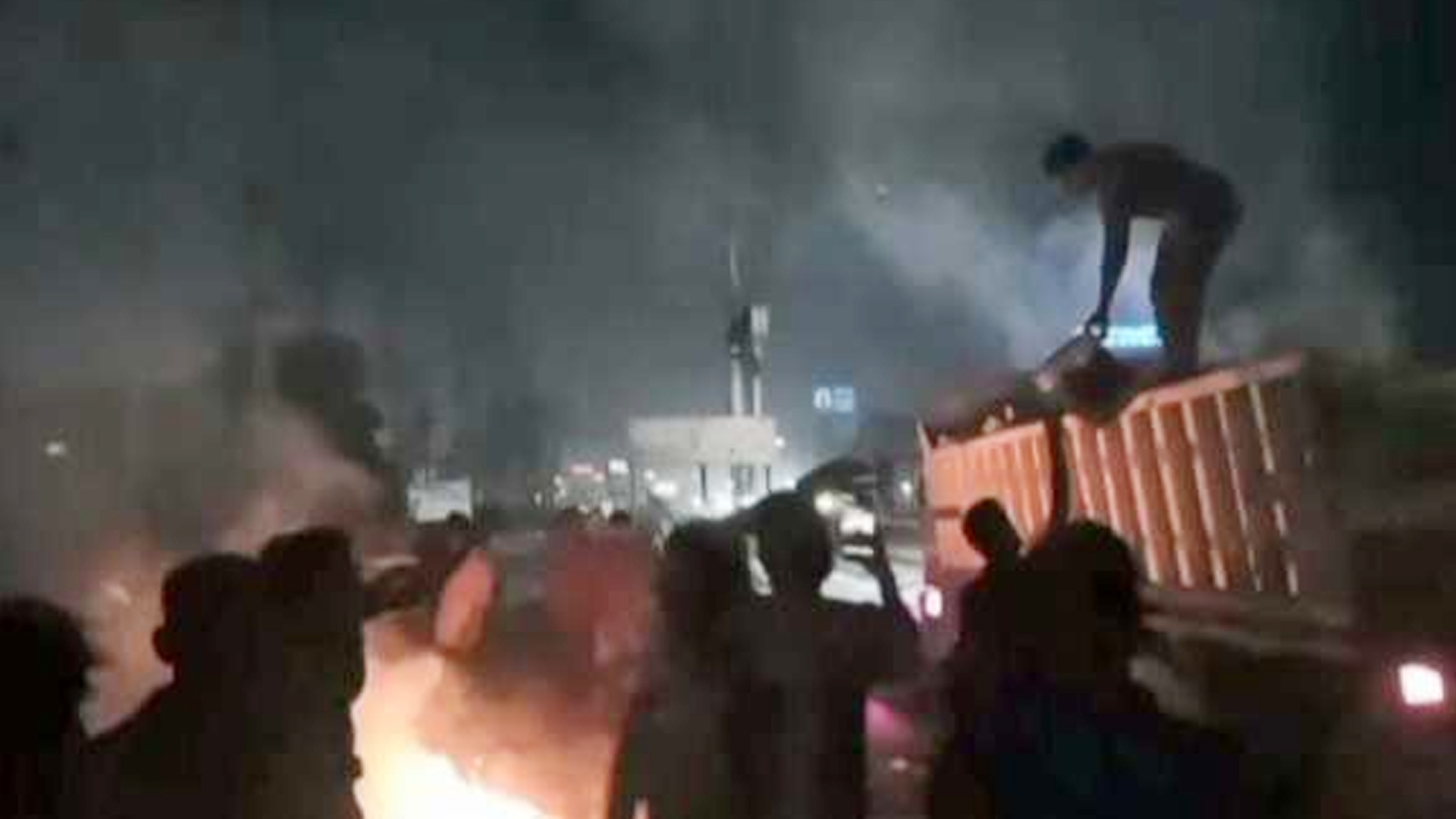 ঢাকা-চট্টগ্রাম মহাসড়কে চলন্ত ট্রাকে আগুন