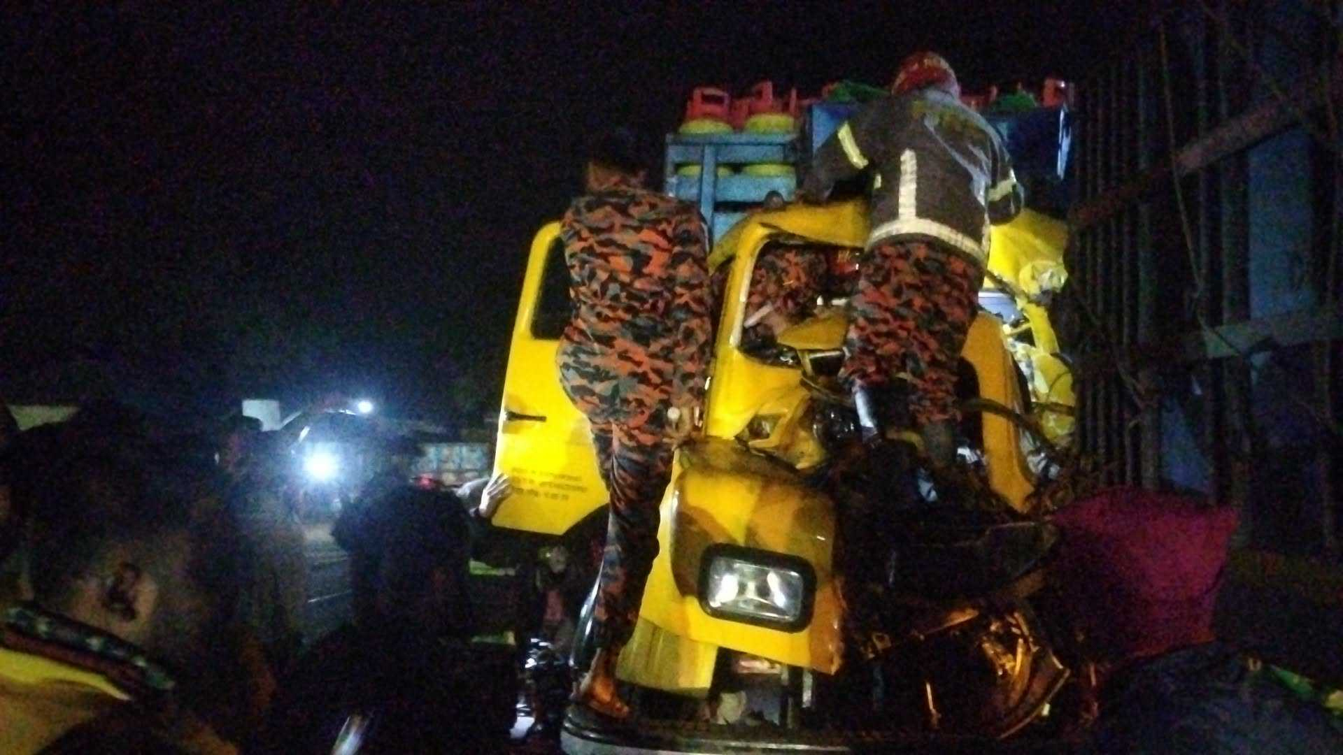 এক ট্রাকের ধাক্কায় আরেক ট্রাকের চালকের সহকারী নিহত