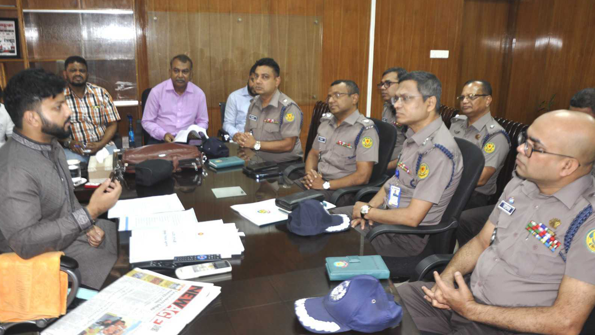 ঢাকা-৬ আসনের আইনশৃঙ্খলা বাহিনীর সঙ্গে প্রতিমন্ত্রী ইশরাকের বৈঠক