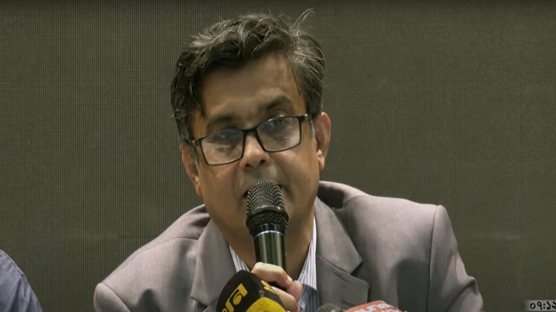 পে-স্কেল বাস্তবায়ন না হওয়ার কারণ জানালেন সাবেক প্রেস সচিব শফিকুল আলম