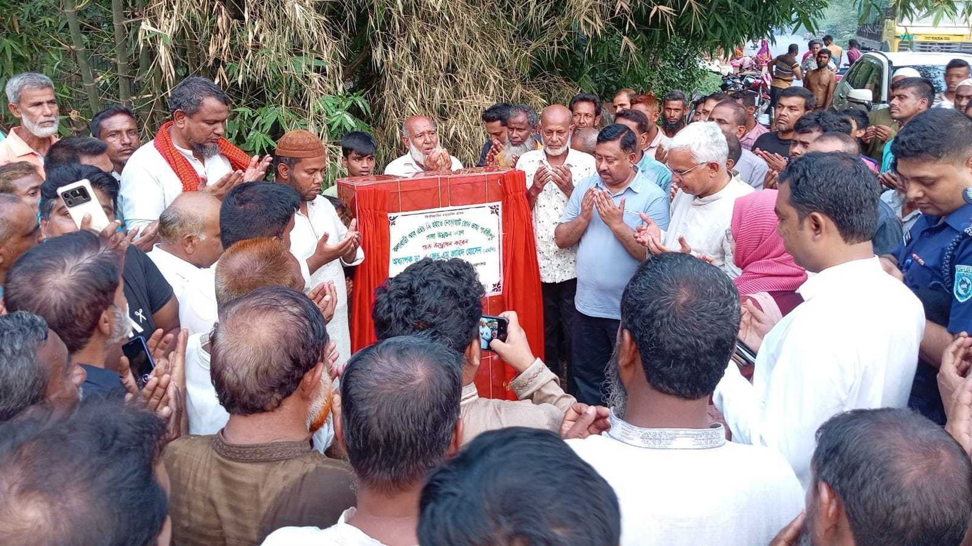 ঘোড়াঘাটে সড়ক উন্নয়ন কাজের উদ্বোধন করলেন সমাজকল্যাণ মন্ত্রী