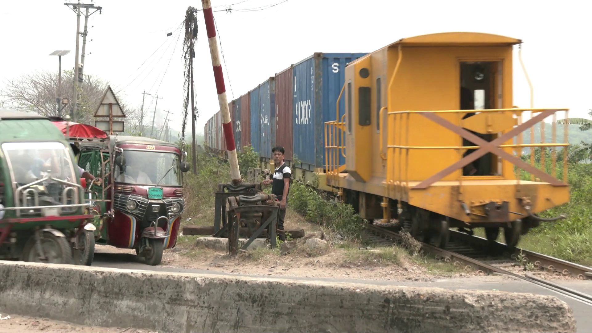বিকল-অকেজো সিগন্যালে বাড়ছে রেল দুর্ঘটনা, সমাধান কোন পথে?