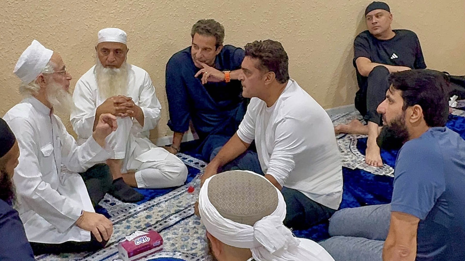 পবিত্র হজ পালনে মক্কায় সাঈদ আনোয়ার, সঙ্গে ওয়াসিম-মিসবাহ