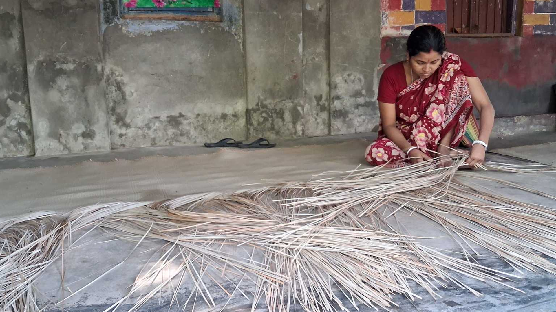 বৈশাখের শীতলপাটি বুননে বছরের স্বপ্ন আঁকে তারা