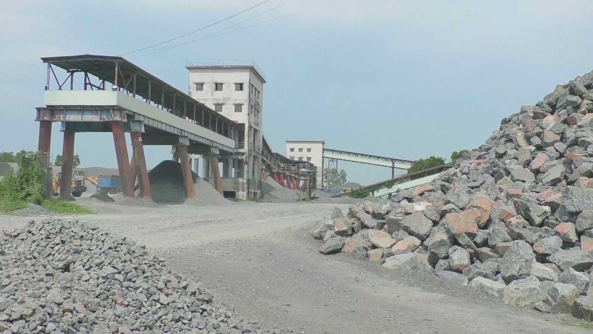 ৪ দিন বন্ধ থাকার পর মধ্যপাড়া খনি থেকে পাথর উত্তোলন শুরু