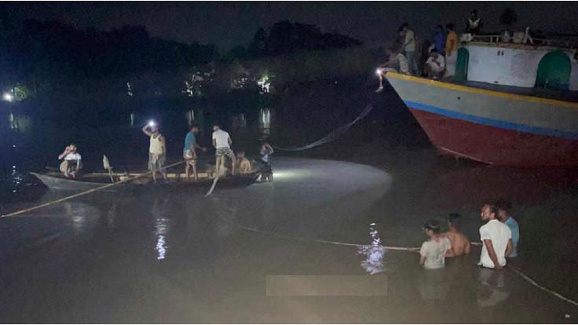 মুন্সীগঞ্জের লৌহজংয়ে ট্রলারডুবির পর যাত্রীদের উদ্ধারে নেমেছে ফায়ার সার্ভিসসহ স্থানীয়রা। এখন পর্যন্ত ৮ জনের মরদেহ উদ্ধার করা হয়েছে। ছবি: সংগৃহীত