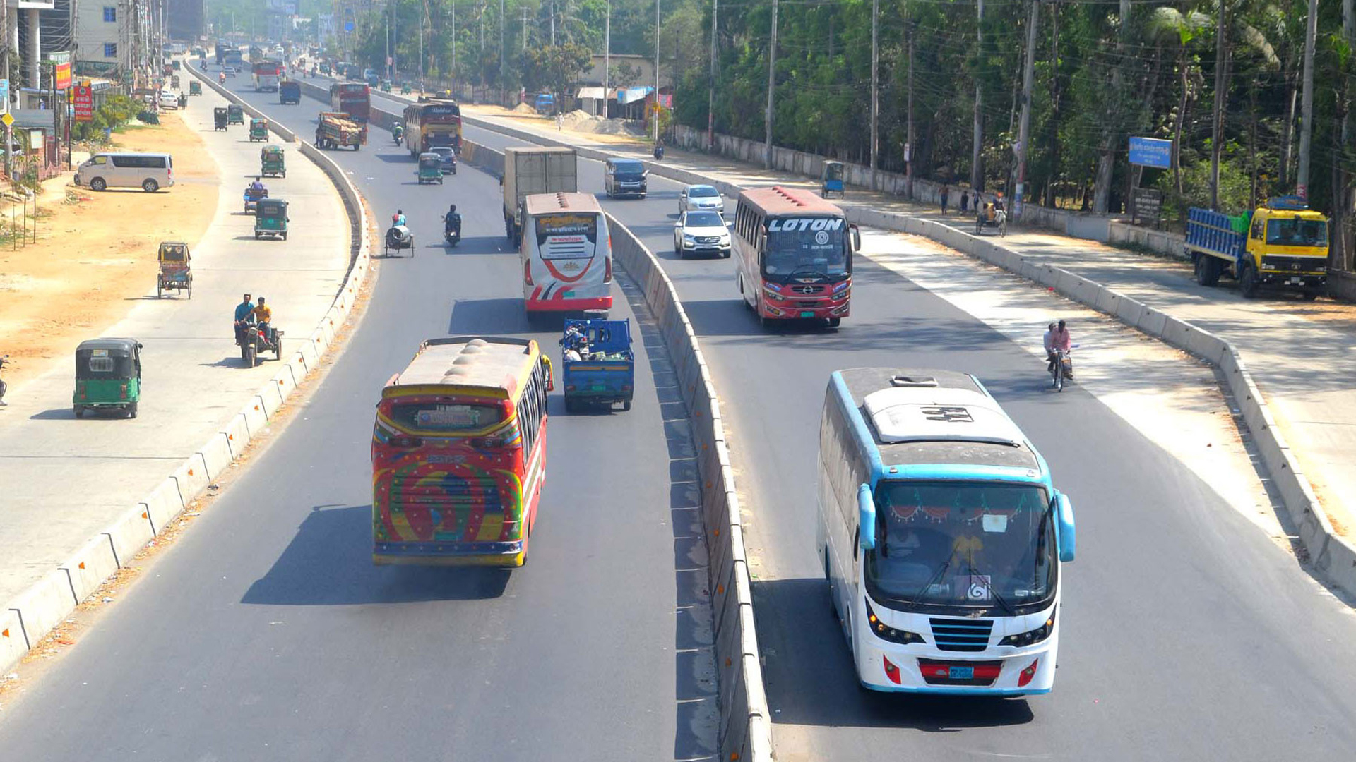 ঢাকা-বগুড়া মহাসড়কে বাসের ধাক্কায় যুবক নিহত
