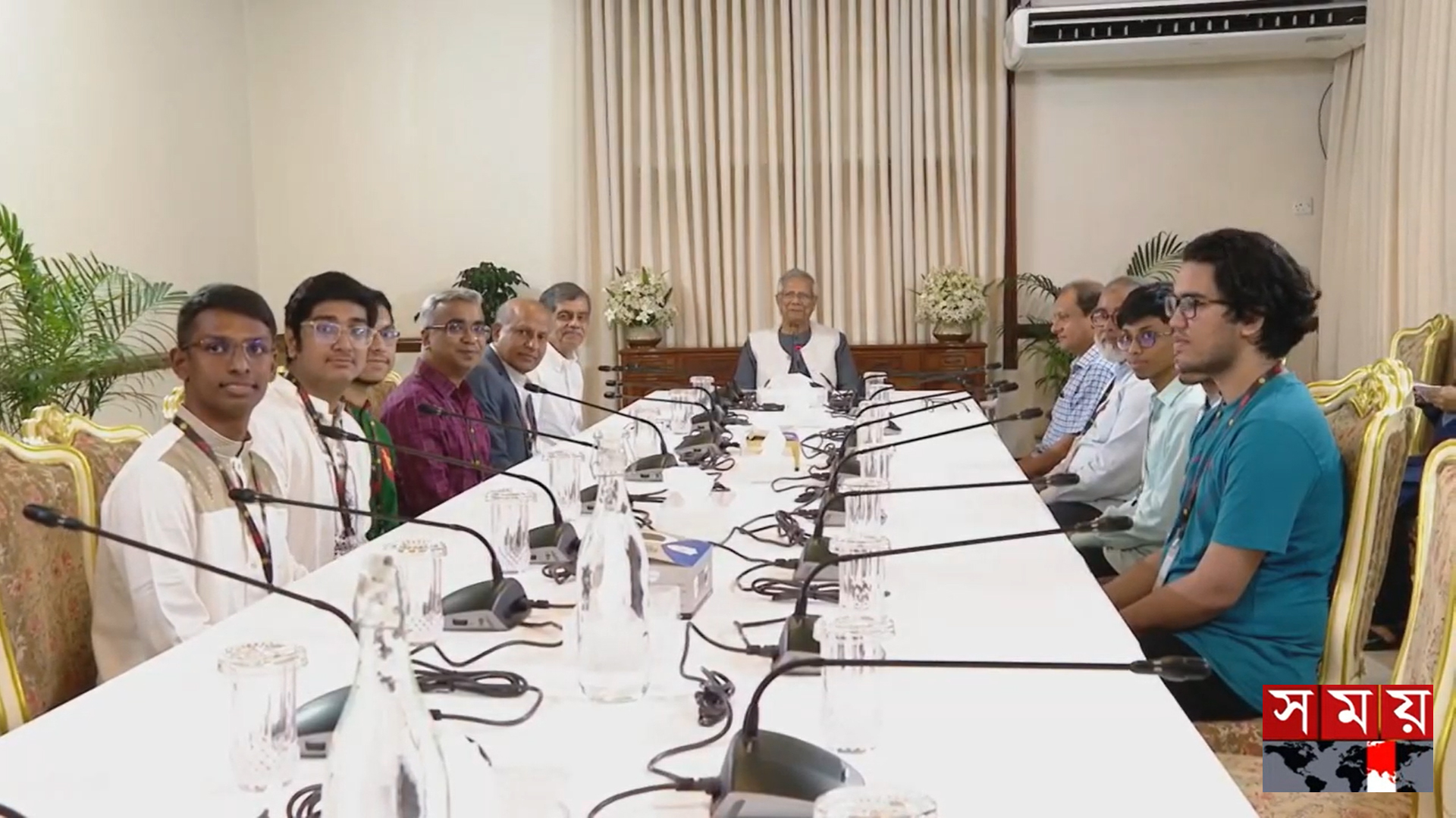 প্রধান উপদেষ্টার সঙ্গে অলিম্পিয়াডে পদকজয়ী ৬ তরুণের সাক্ষাৎ