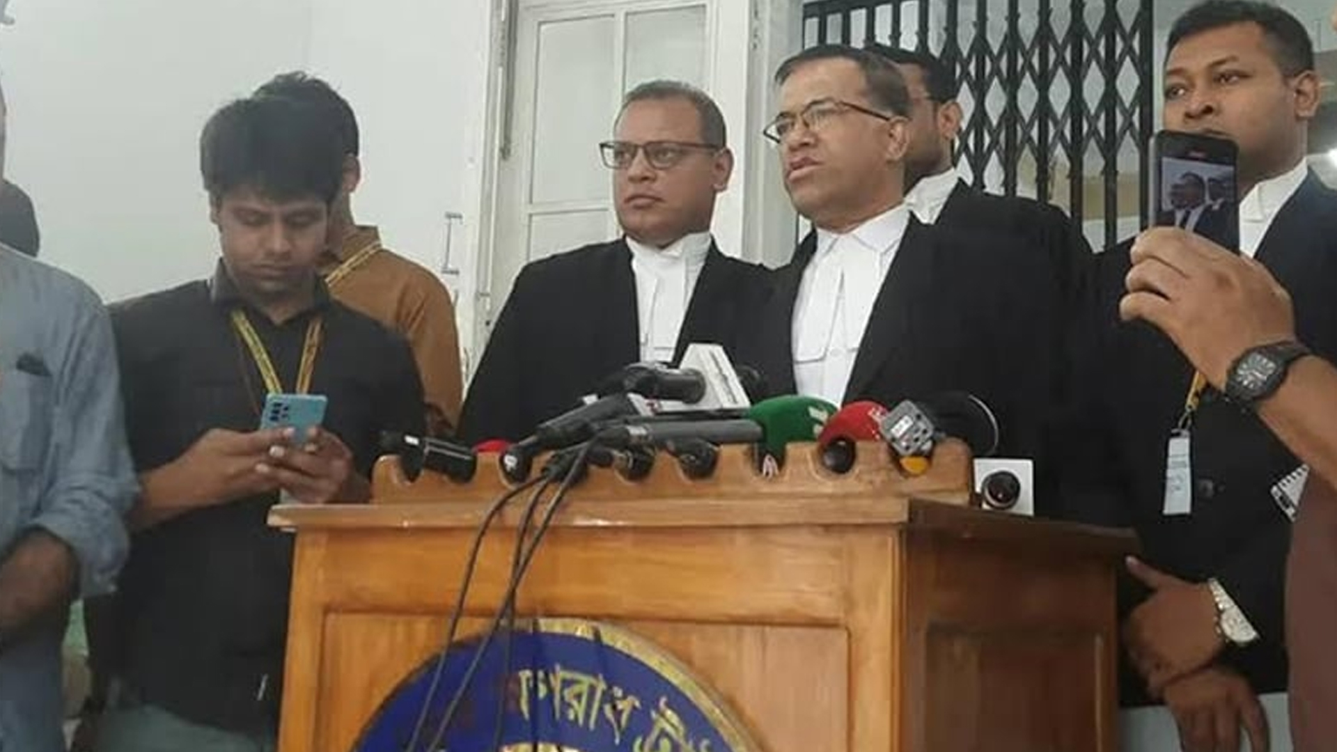 আসামিপক্ষ থেকে সরে দাঁড়ালেন আইনজীবী সরোয়ার