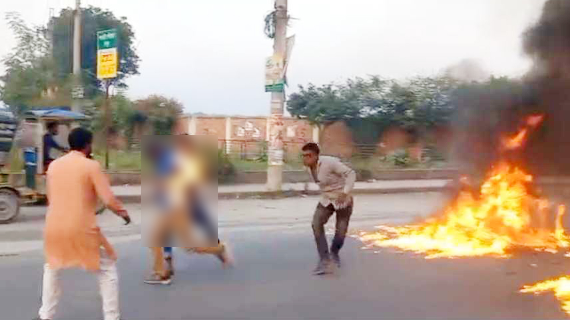 বিক্ষোভকালে টায়ারে আগুন জ্বালাতে গিয়ে দগ্ধ বিএনপি কর্মী