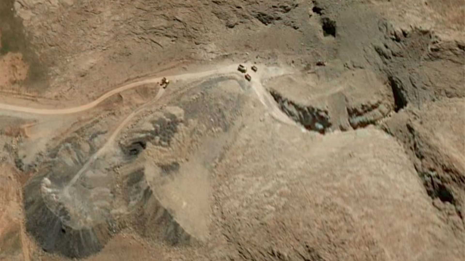 ভূগর্ভস্থে আটকে পড়া ক্ষেপণাস্ত্র উৎক্ষেপক উদ্ধার করছে ইরান!