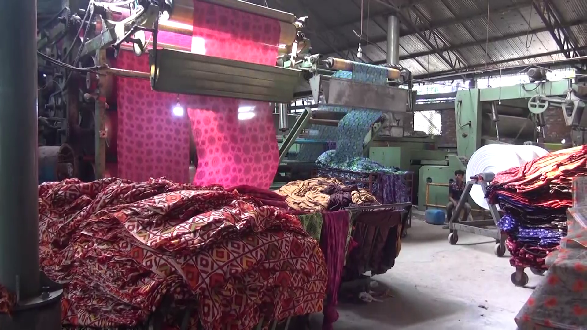 গ্যাস-বিদ্যুৎ সংকটে ধুঁকছে দেশের টেক্সটাইল শিল্প, অর্ধেক কারখানা বন্ধের শঙ্কা!