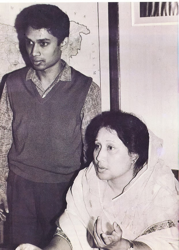 ১৯৮৭ সালে বিএনপি কার্যালয়ে ছেলে তারেক রহমানের সঙ্গে খালেদা জিয়া। তারেক রহমান এখন বিএনপির ভারপ্রাপ্ত চেয়ারম্যান।