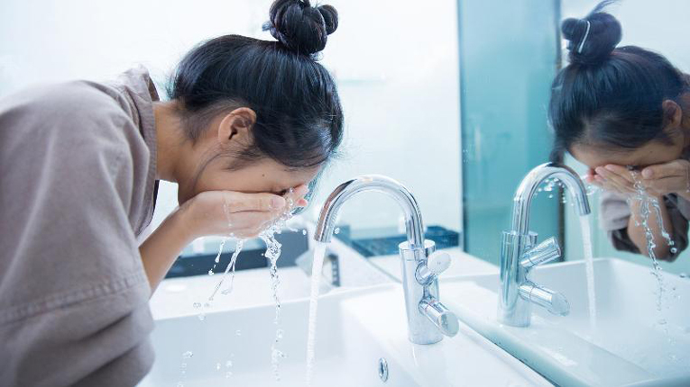 মুখ পরিষ্কার করার সময় যে ১০ কাজ ভুলেও করবেন না