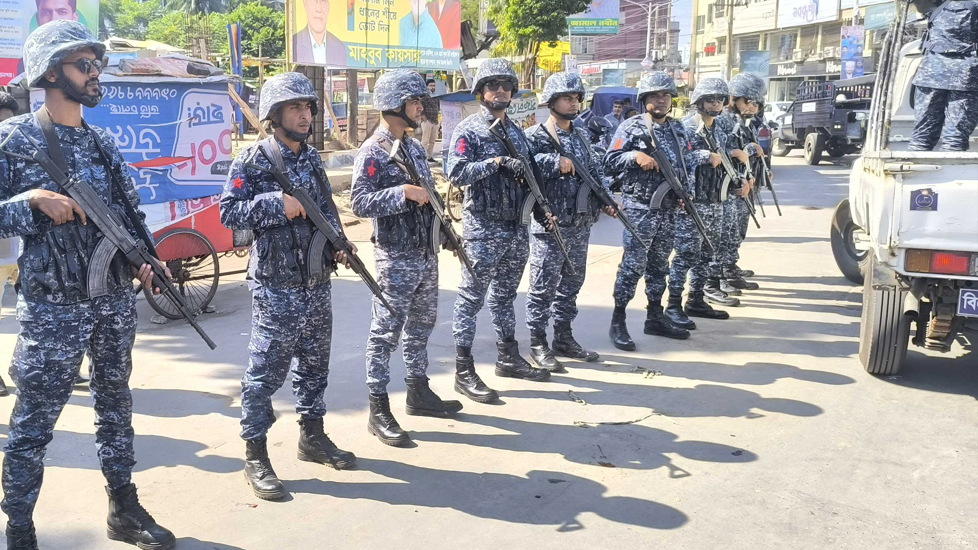 খুলনায় মাঠে নেমেছে নৌবাহিনী, চলছে তল্লাশি