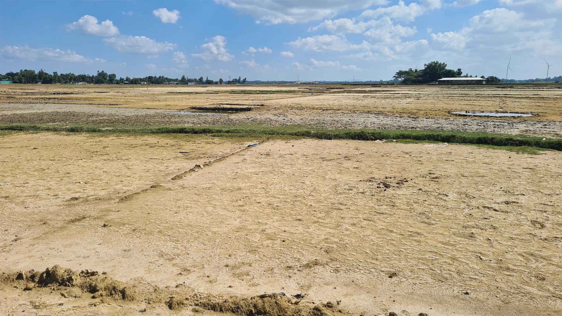 লবণ উৎপাদনের মৌসুমেও মাঠে নেই চাষি!