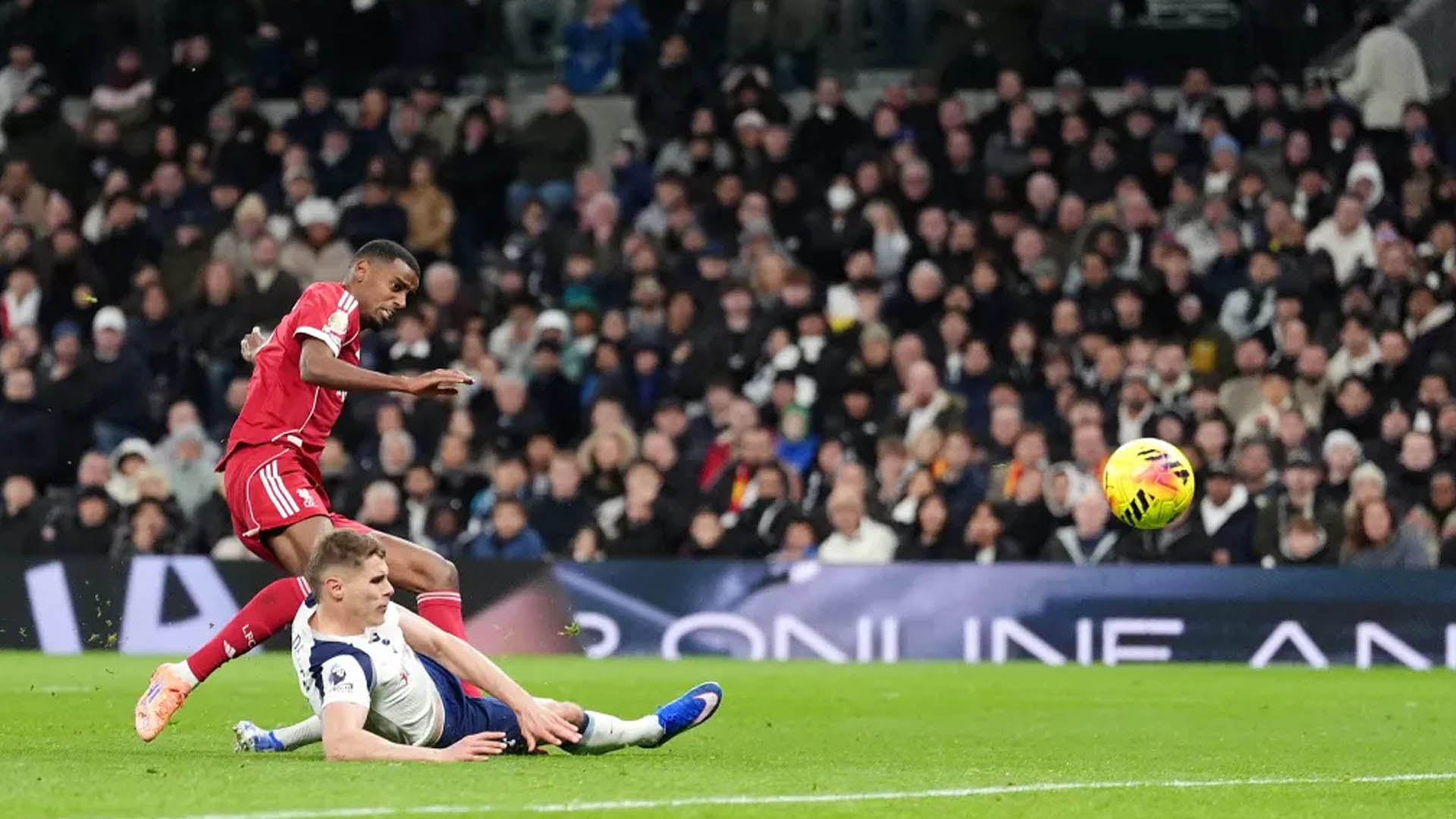 শ্বাসরুদ্ধকর লড়াইয়ে ৯ জনের টটেনহ্যামকে হারাল লিভারপুল