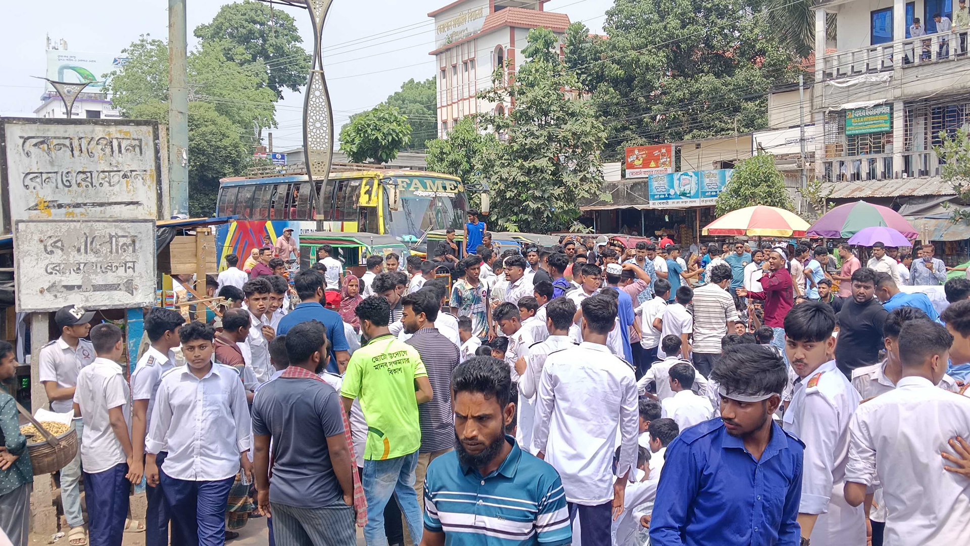 বেনাপোলে সড়ক অবরোধ করে শিক্ষার্থীদের বিক্ষোভ, চরম দুর্ভোগ