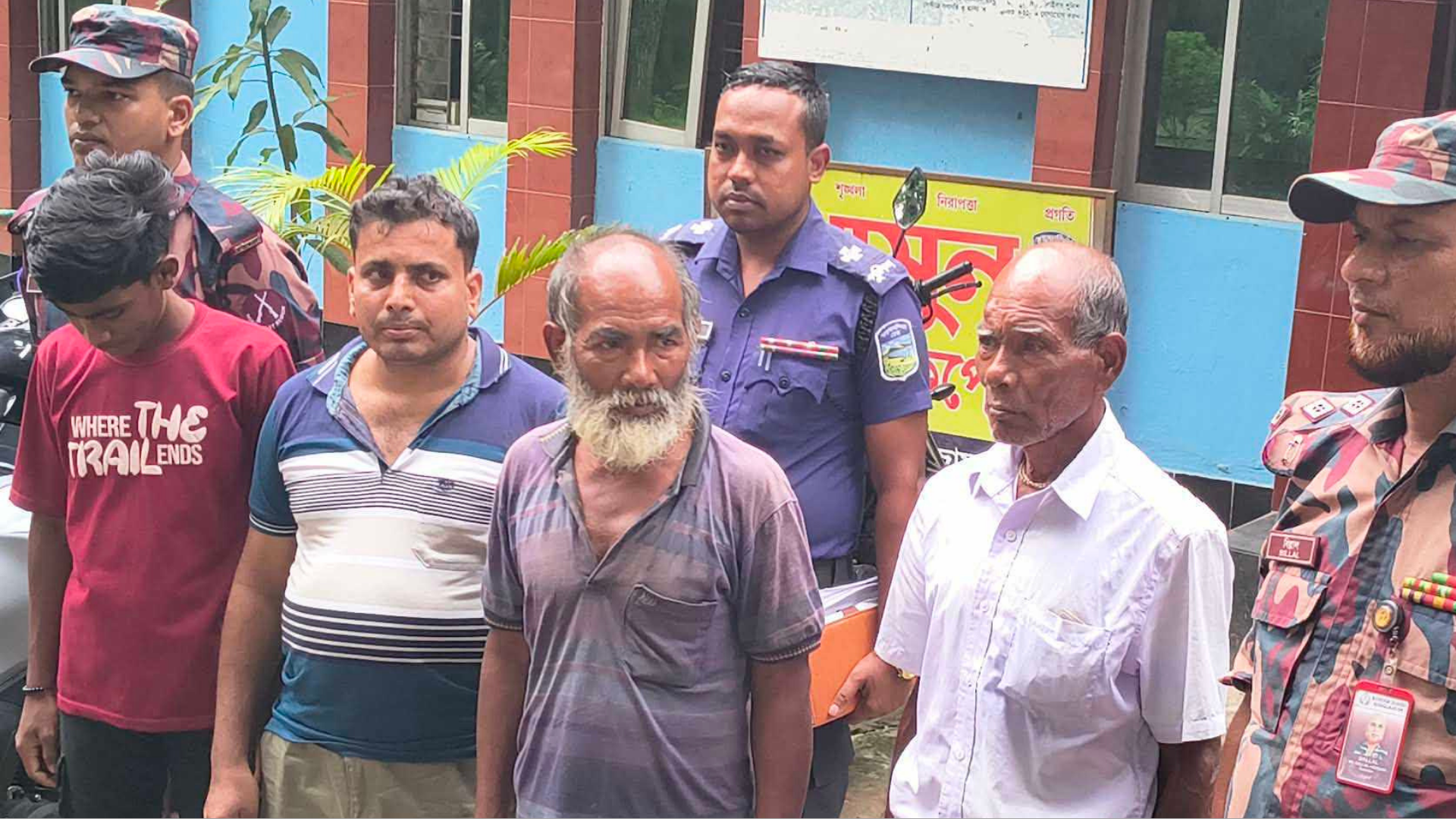 শূন্যরেখায় আটকে থাকা সেই বৃদ্ধকে পরিবারের কাছে হস