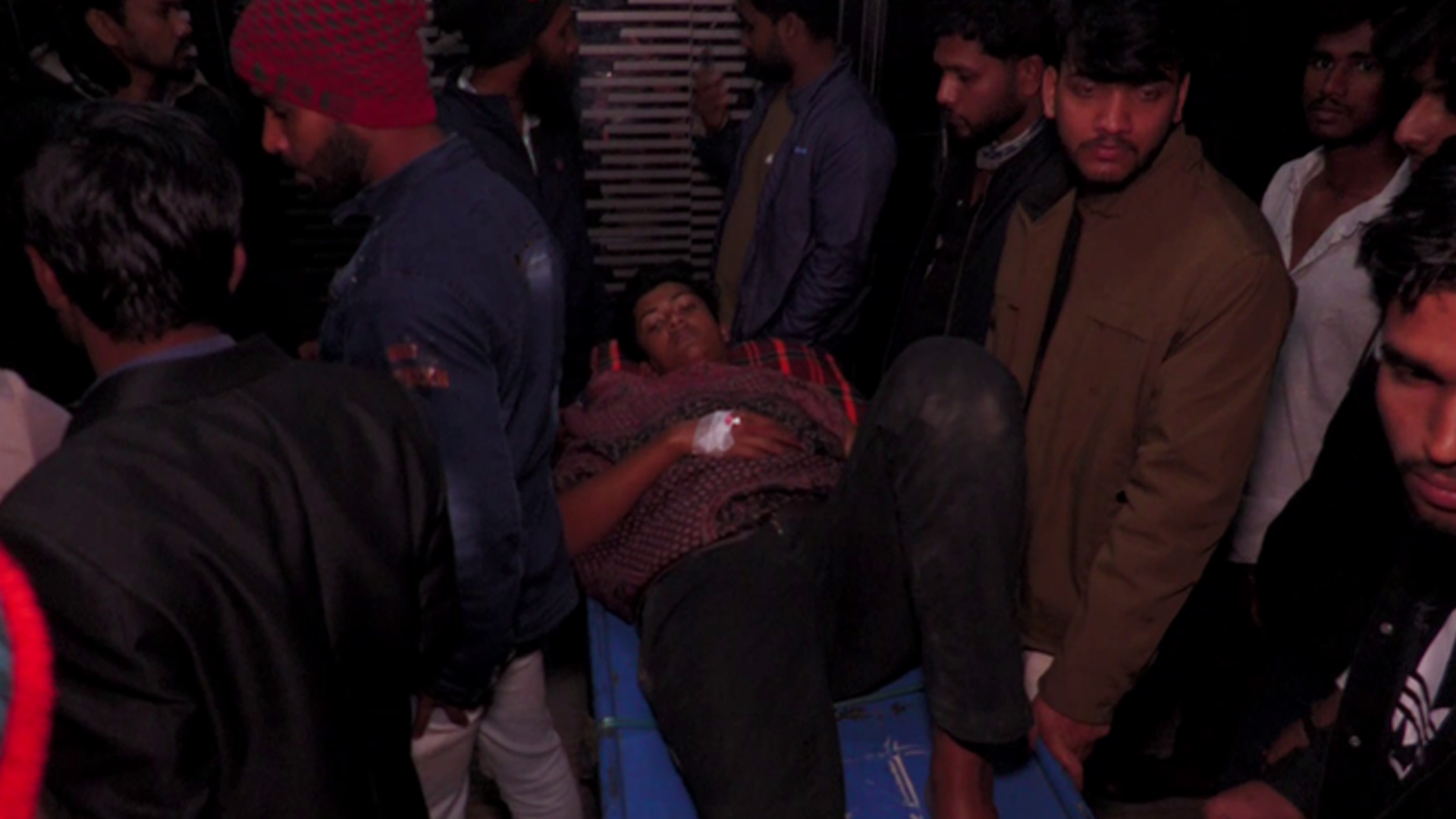 ফরিদপুরে ব্যানার টানানোর সময় স্বতন্ত্র প্রার্থীর ২ সমর্থককে কুপিয়ে জখম