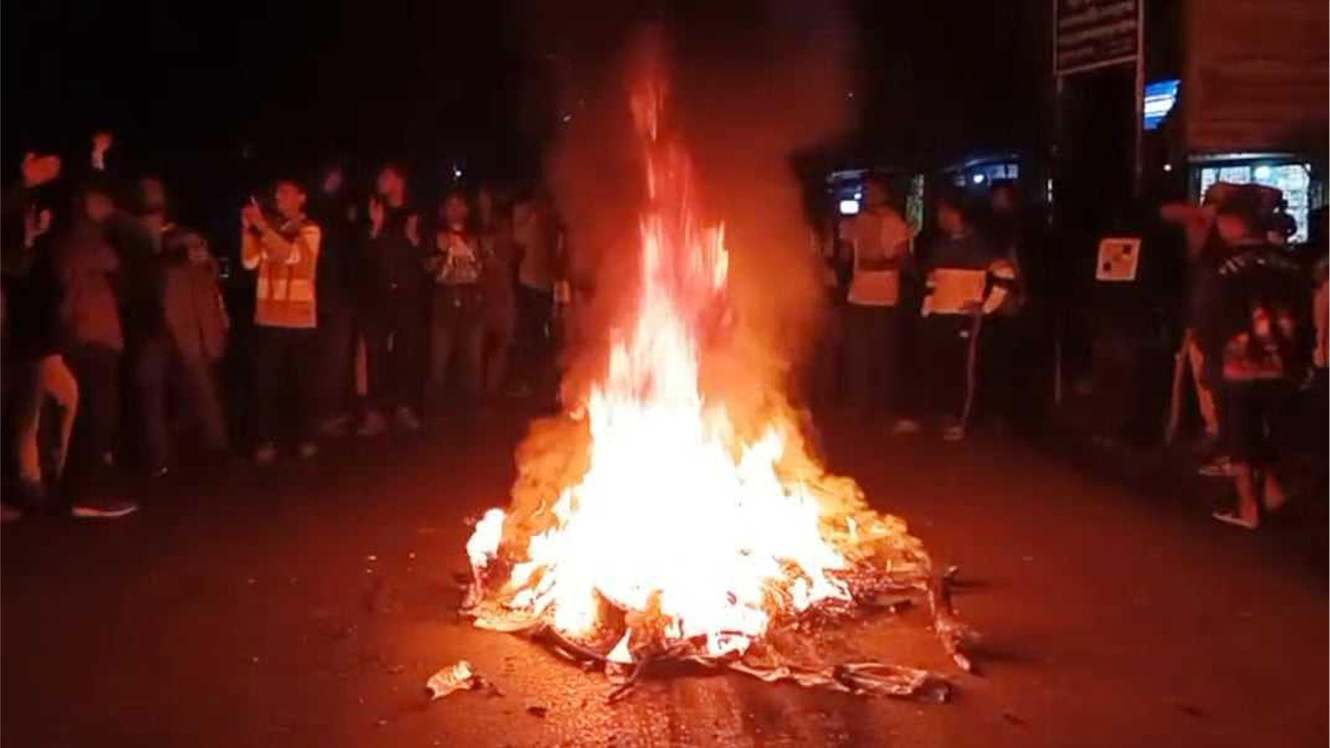 হাদির গ্রামের বাড়িতে শোকের ছায়া, হত্যায় জড়িতদের গ্রেফতারের দাবিতে সড়ক অবরোধ