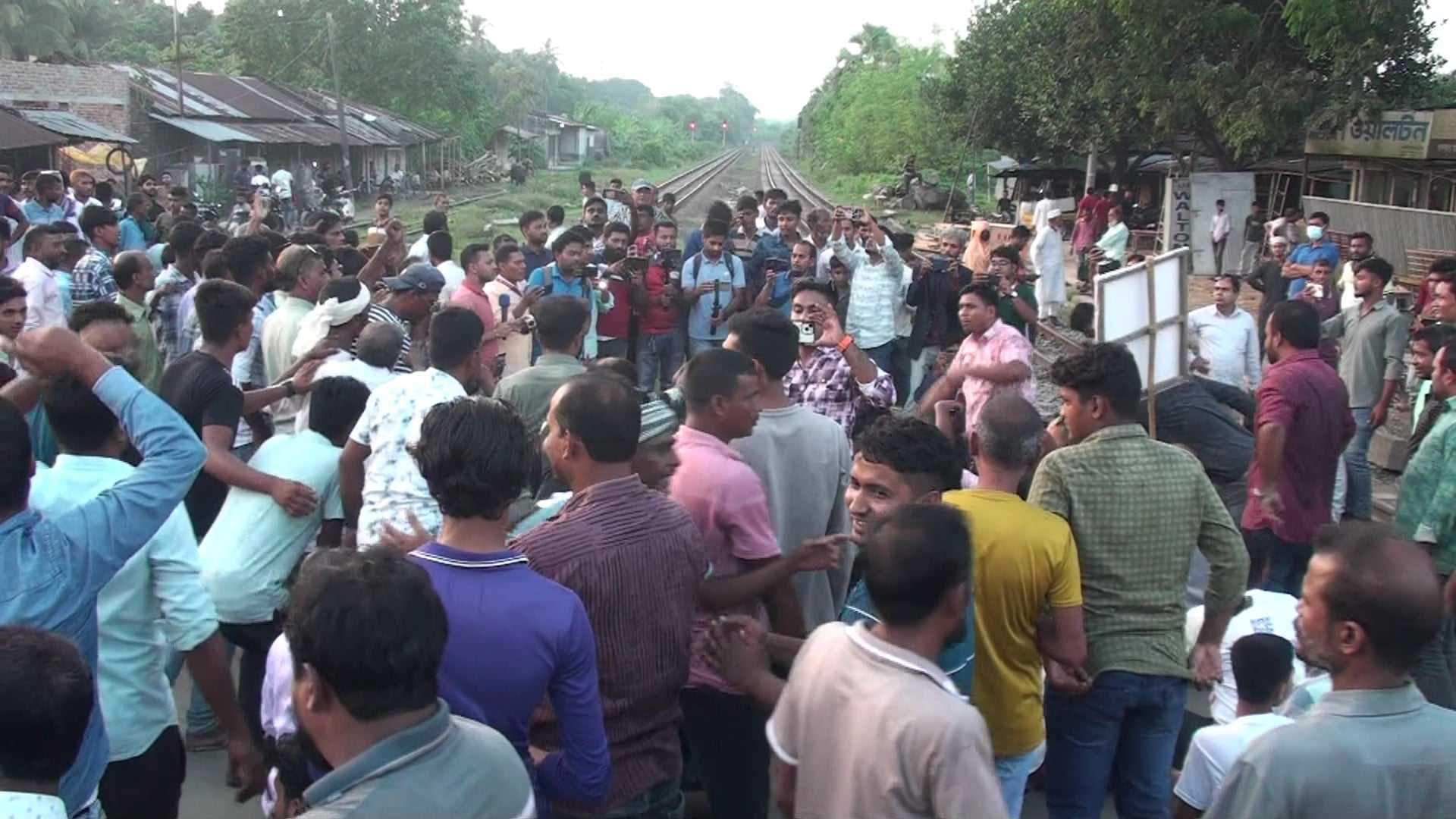 নাটোর-১ আসনে বিএনপির প্রার্থী পরিবর্তনের দাবিতে রেলপথ অবরোধ