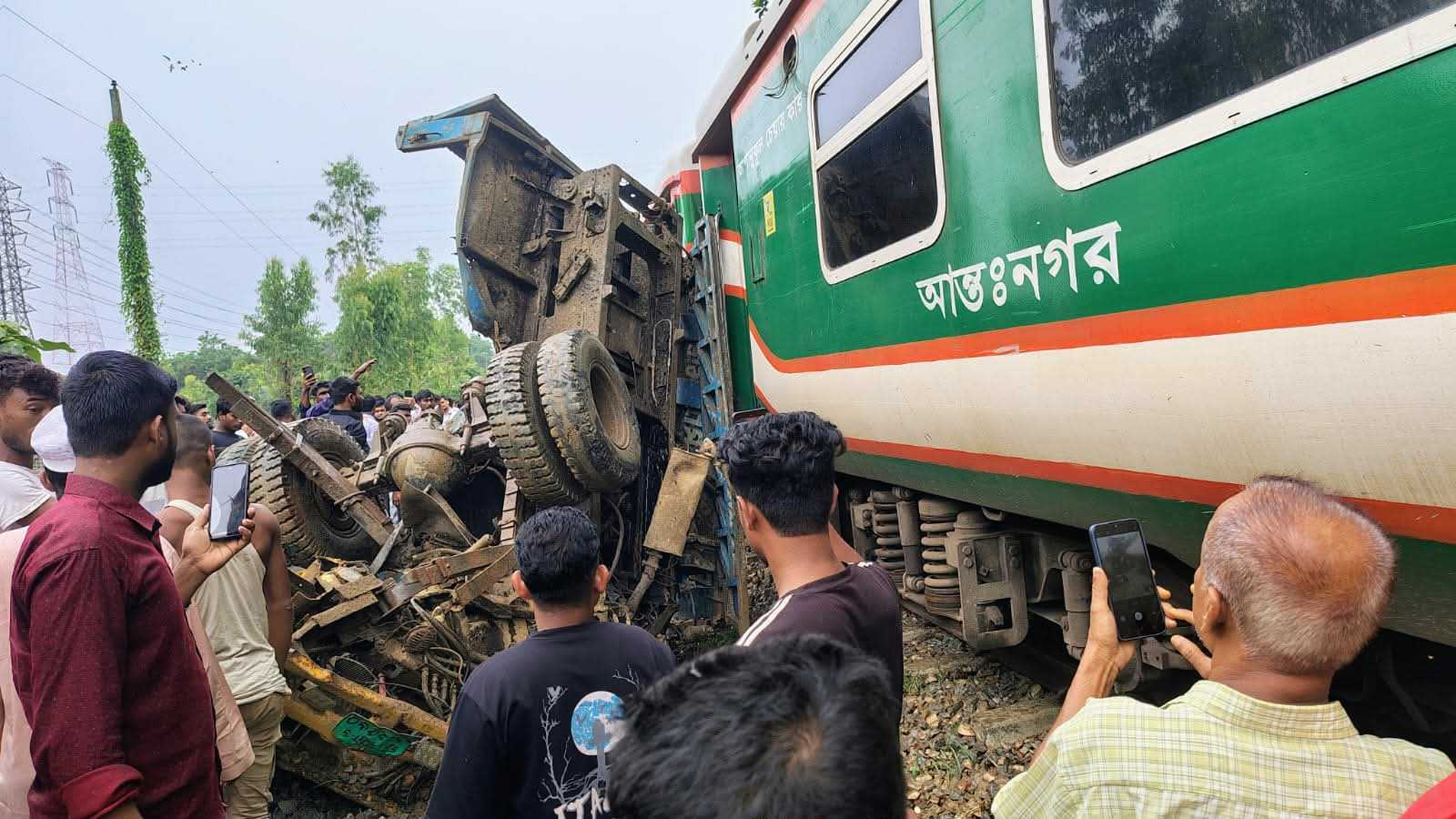 বালুবাহী ট্রাকে ট্রেনের ধাক্কা, ঢাকা-চট্টগ্রাম রুটে চলাচল বন্ধ