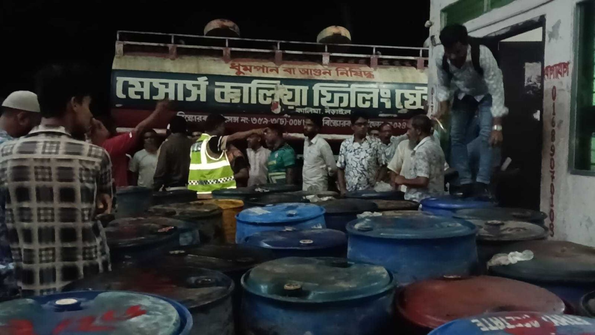 নড়াইলে পাচারের সময় জব্দ ৭ হাজার ৪০০ লিটার জ্বালানি তেল, জরিমানা