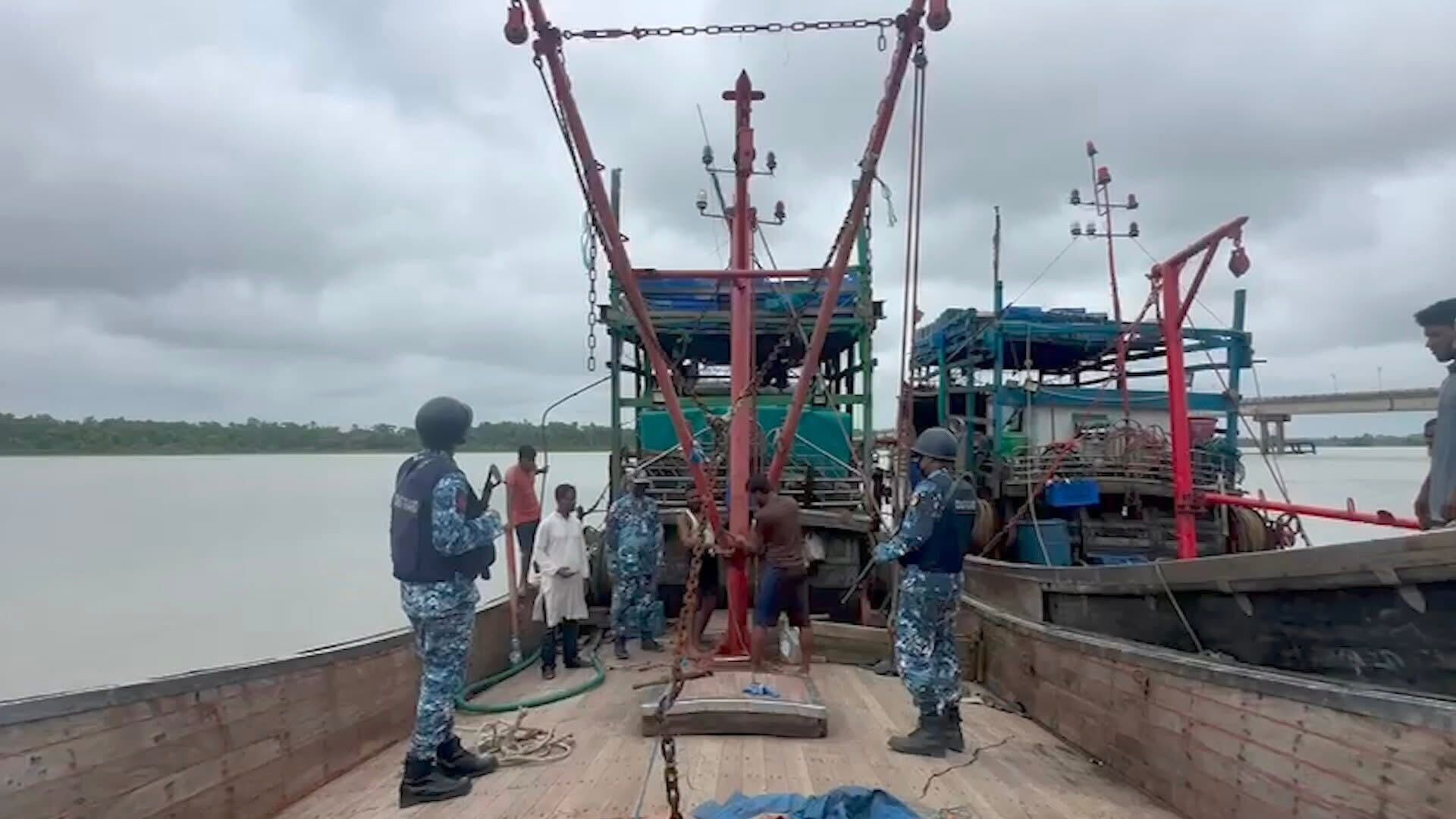 অবৈধ বোটসহ ৯ জেলেকে আটক করেছে কোস্ট গার্ড