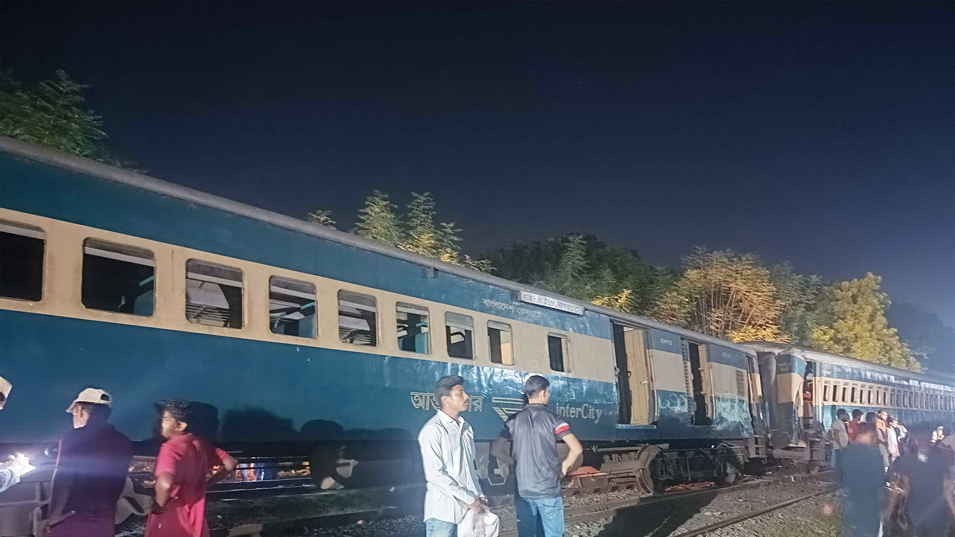 ‘ঢালারচর এক্সপ্রেসের’ ৩ বগি লাইনচ্যুত, রাজশাহী-চাঁপাইনবাবগঞ্জ ট্রেন চলাচল বন্ধ