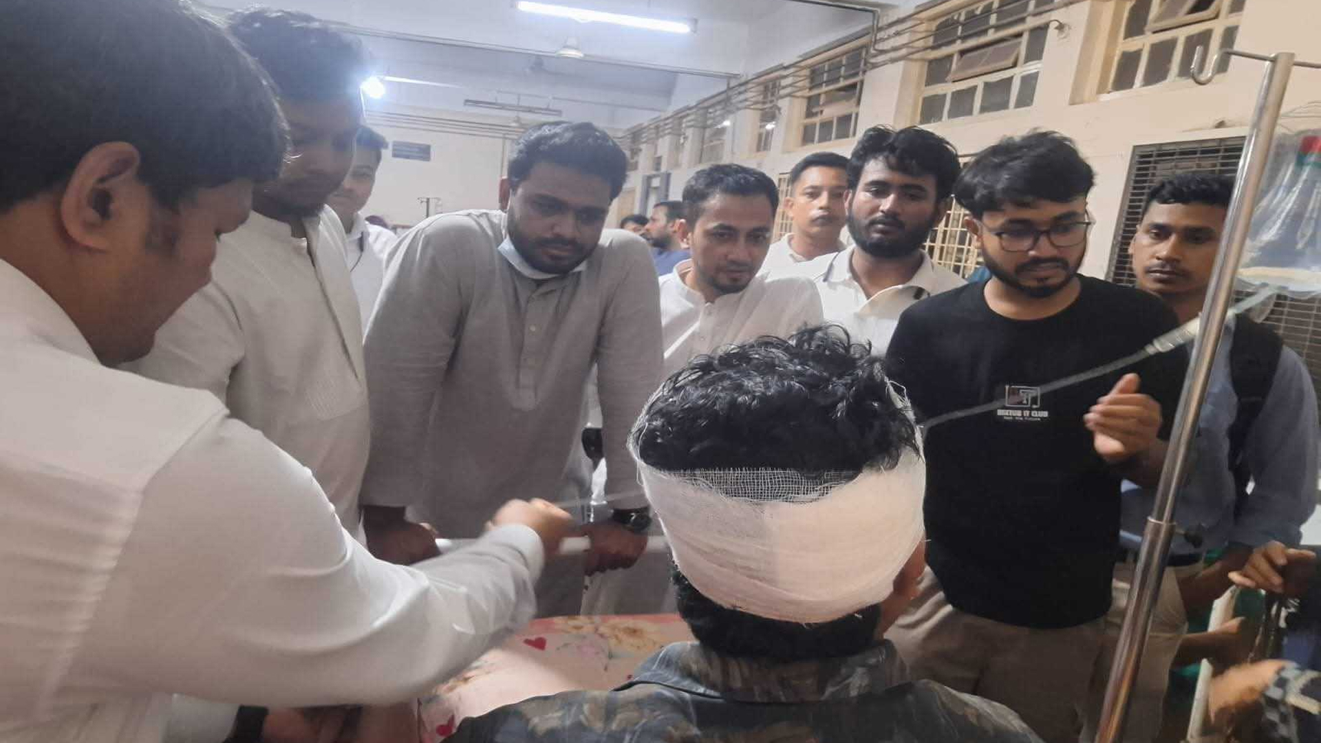 এখন টিভির আহত সাংবাদিকদের দেখতে চমেক হাসপাতালে এনসিপি নেতারা