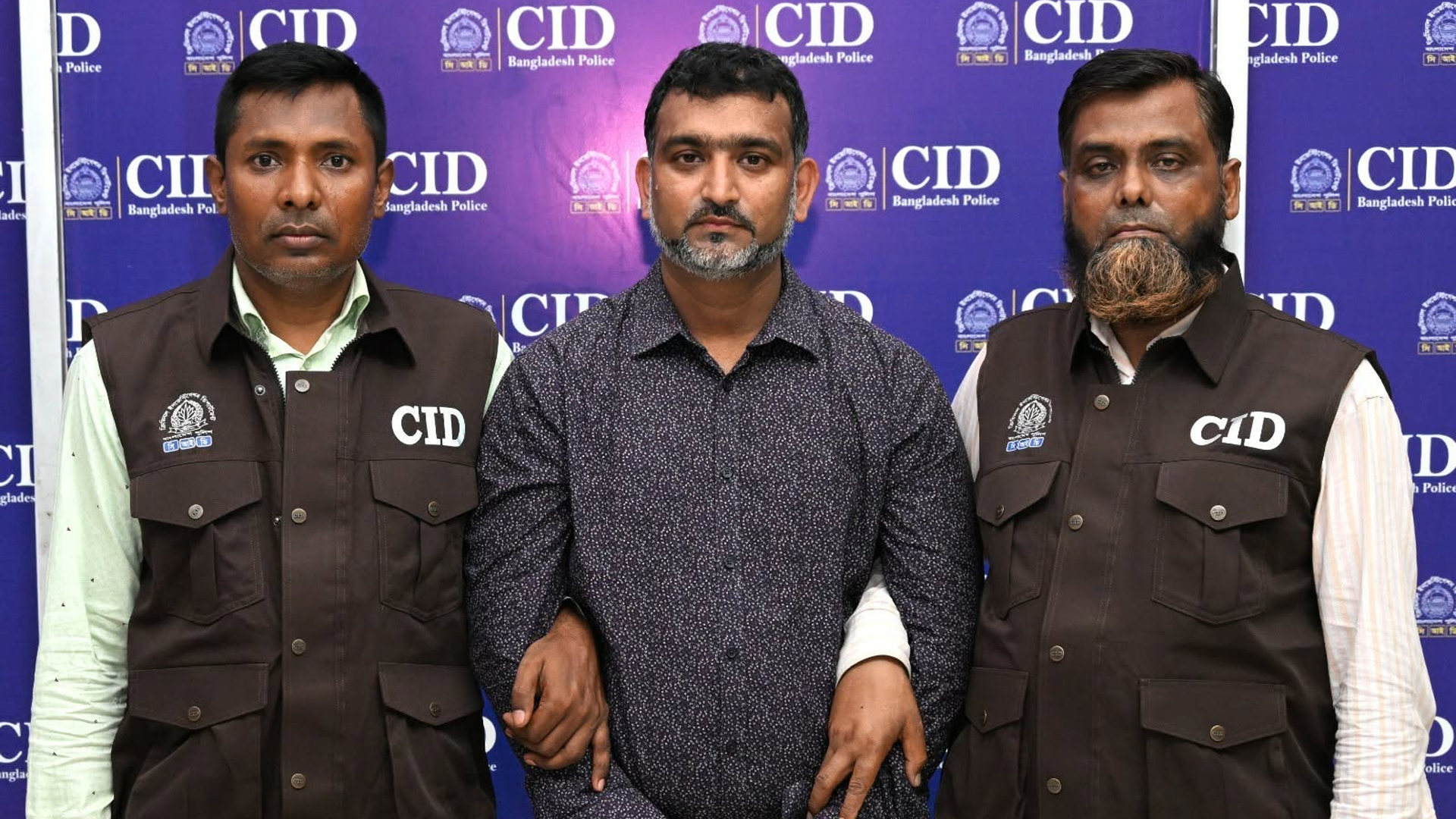 গ্রাহকের অজান্তে ১৭ লাখের লেনদেন, গ্রেফতার সাবেক ব