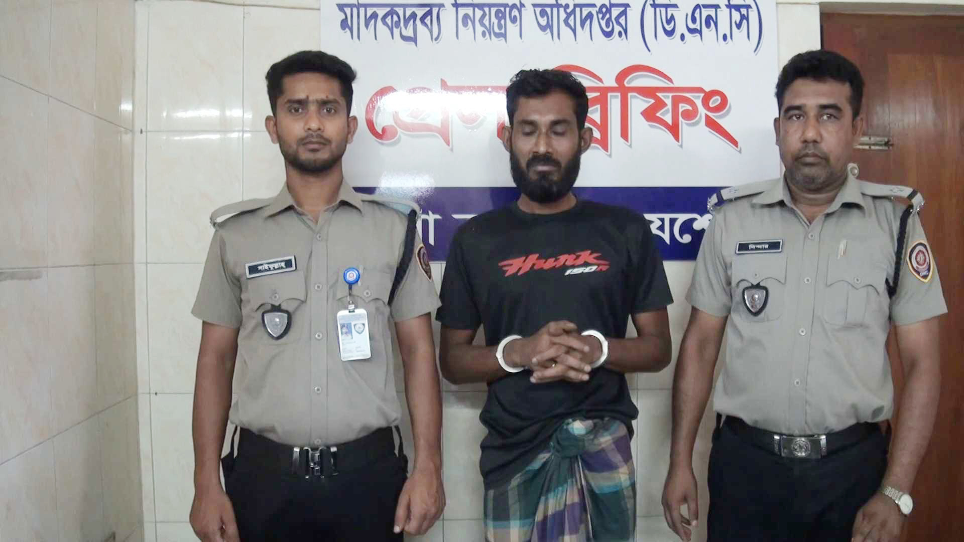 যশোরে আগ্নেয়াস্ত্র ও গুলিসহ যুবক আটক